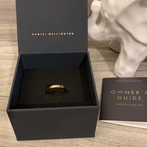 Daniel Wellington Classic Ring in Rose Gold - Picture 2 of 14